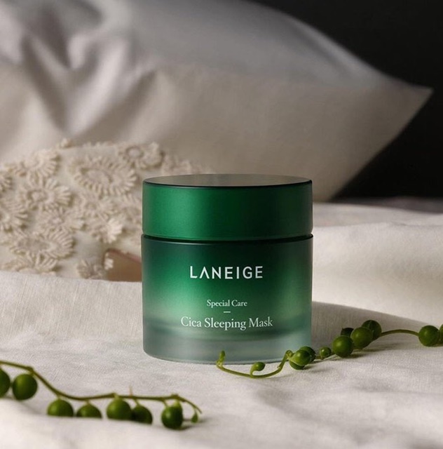 LANEIGE Cica Sleeping Mask 60 ml. สูตรใหม่ มาสก์กระปุกสีเขียวที่มีส่วนผสมของ Cica ทาแล้วนอนไม่ต้องล้างออก เหมาะสำหรับคนเป็นสิวโดยเฉพาะ ช่วยบำรุงผิวหน้าจากที่มีปัญหาจากสิว และลดเลือนริ้วรอยต่าง ๆ ตั้งแต่ชั้นเซลล์ผิวจนถึงภายนอก ฟื้นบำรุงผิวจากอา