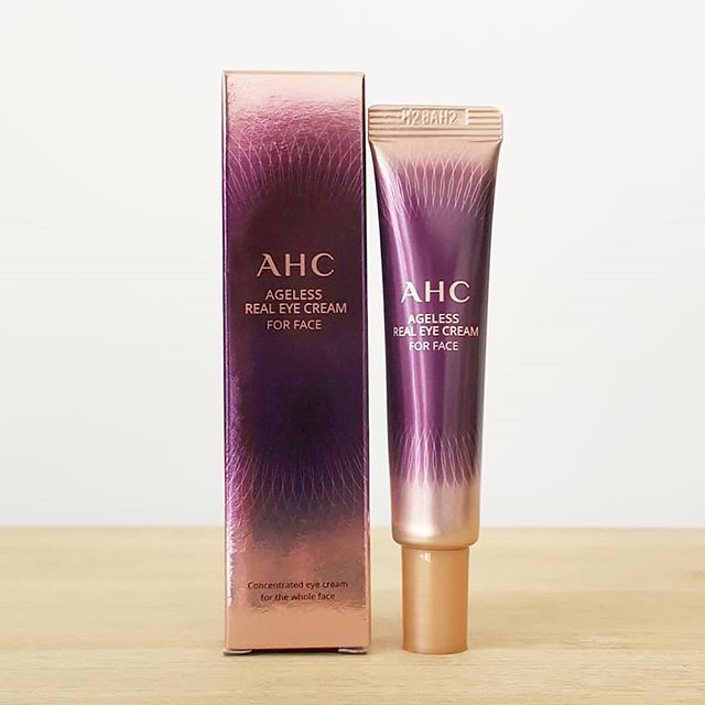 AHC Ageless Real Eye Cream For Face 12 ml. ครีมบำรุงรอบดวงตา แบรนด์พรีเมี่ยมจากประเทศเกาหลี เข้าฟื้นบำรุงลดรอยหมองคล้ำรอบดวงตา และร่องลึกริ้วรอยบนใบหน้าจางลง อย่างเห็นได้ชัด ผิวกระจ่างใสขึ้นอย่างมีประสิทธิภาพ ด้วยยอดขาย 1 ล้านหลอดใน 8 เดือน