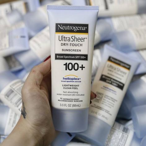 Neutrogena Ultra Sheer Dry-Touch Sunscreen SPF 100+ ขนาด 88 ml. แบรนด์ครีมกันแดดที่แนะนำโดยแพทย์ผิวหนังสหรัฐอเมริกา สำหรับสาวๆที่ทำงานกลางแจ้ง แดดแรง หรือแม้ผู้ที่ทำงานนั่งในออฟฟิศที่เปิดไฟนีออนทั้งวัน ด้วยเทคโนโลยี HELIOPLEX ปกป้องผิวจาก UVA 