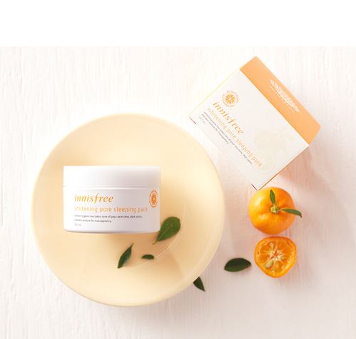 Innisfree Whitening Pore Sleeping Pack 100 ml. มาส์กข้ามคืนที่ช่วยแก้ปัญหารูขุมขน บำรุงสีผิว จุดด่างดำ ดูแลผิวหน้าของคุณให้กระจ่างใส บำรุงผิวคุณในยามค่ำคืนเติมความสดชื่นและบางเบาให้กับผิวด้วยสารสกัดจากเปลือกส้มแทนเจอรีนสดเปลือกส้มแทนเจอรีนที่เ