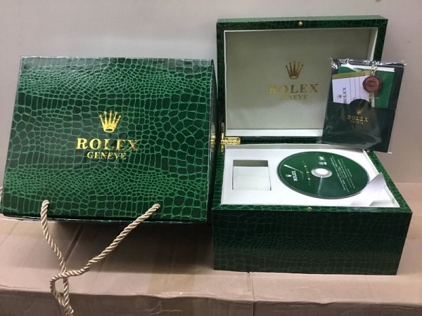กล่องนาฬิกา แบบหนังอัดลายจระเข้ สีเขียว (ชุดใหญ่พร้อมแผ่น CD) Rolex