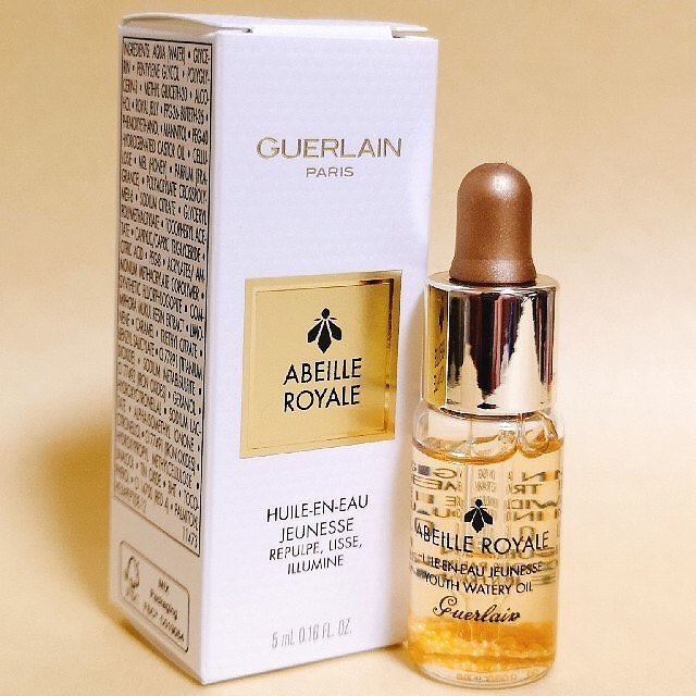 GUERLAIN Abeille Royale Youth Watery Oil ขนาดทดลอง 5 ml. เซรั่มออยล์ สูตรใหม่ ที่ผสาน 3 พลังความเข้มข้นระหว่างเซรั่มกับความชุ่มชื่นของออยล์และความบางเบาของน้ำ ทำให้เนื้อออยล์มีความบางเบา สบายผิว ปราศจากความมันส่วนเกินบนผิว ช่วยมอบความชุ่มชื่นม