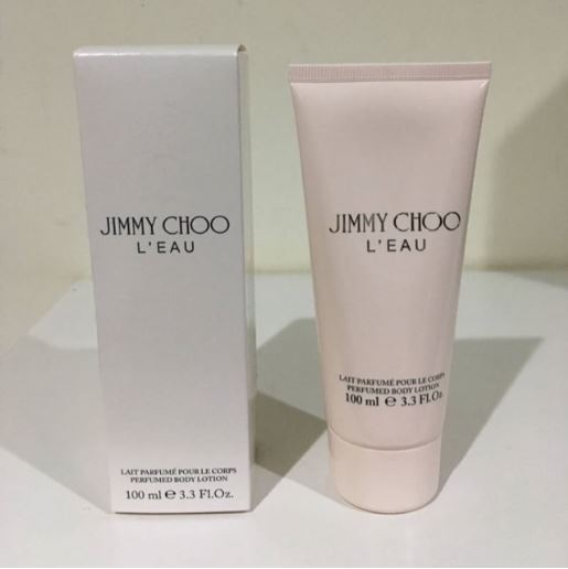 Jimmy Choo L'eau Parfum Pour Le Corps Perfumed Body Lotion 100 ml. โลชั่นกลิ่นน้ำหอม บำรุงผิวให้ชุ่มชื่น ไม่แห้งกร้าน กลิ่นหอมหวานสไตล์ แนวฟลอรัล เพิ่มเสน่ห์ให้ผิวกาย กลิ่นแสนยวนเย้าในตระกูล ฟรุตตี้ ฟลอรัลด้วยความสดชื่นมีชีวิตชีวาตามแบบหญิง