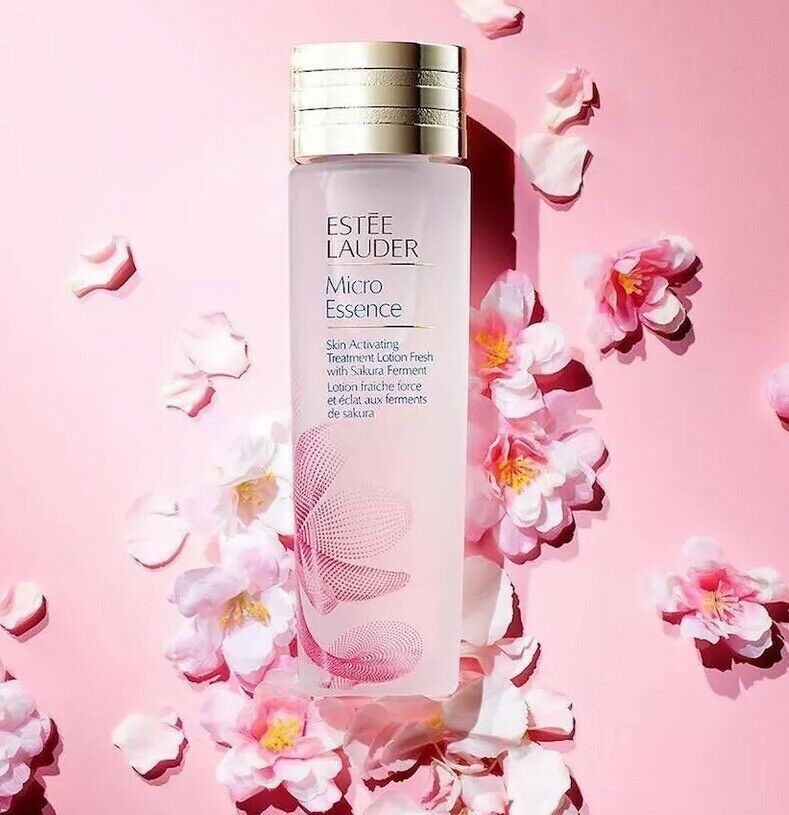 ESTEE LAUDER Micro Essence Skin Activating Treatment Lotion With Sakura Ferment 200 ml. เอสเซนส์-อิน-โลชั่น สูตรบางเบาสดชื่นที่ตรงเข้าปรนนิบัติผิวอย่างล้ำลึก ช่วยส่งเสริมระดับความชุ่มชื่นให้ผิวดีขึ้น และเผยผิวที่ดูเปล่งประกาย นุ่มนวลและเปล่งปล