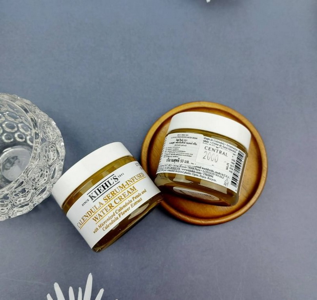 Kiehl's Calendula Serum-Infused Water Cream 50 ml. ครั้งแรกของครีม calendula เนื้อเซรั่มผสมผสานกับ water cream คืนความชุ่มชื้นกระจ่างใสให้ผิว ผิวเปล่งปลั่ง เมื่อเนื้อทาลงสู่ผิวหน้าเนื้อครีมแตกตัวเป็นน้ำ ซึมผิวดีสุดๆ ตอบโจทย์คนผิวแห้งกร้า