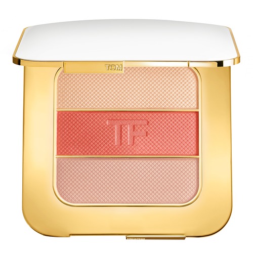 Tom Ford Beauty Soleil Contouring Compact 20 g. เฉดสี 03 Nude Glow พาเลทคอมแพคที่รวมไฮไลท์ บลัชออนและบรอนเซอร์ไว้ด้วยกัน สีใหม่ล่าสุดตลับนี้ปัดแก้ม ไฮไลท์หน้าแล้วแบบสีผิวดูแพงมากคะปัดไล้แก้มเบาๆ ได้ผิวแก้มดูสุขภาพดีสีออกระเรื่อๆ ในโทนชมพูพีชเป