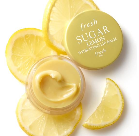 Fresh Sugar Lemon Hydrating Lip Balm 6 g. (Limited Edition) ลิปบาล์มเข้มข้นบำรุงริมฝีปากกลิ่นเลมอนมอบการบำรุงริมฝีปากอย่างล้ำลึก เนื้อลิปบาล์มเข้มข้น มอบความชุ่มชื้นได้ยาวนานตลอดทั้งวัน ฟื้นคืนความเนียนนุ่ม พร้อมกลิ่นหอมอ่อนๆ ให้ความรู้สึกสดชื