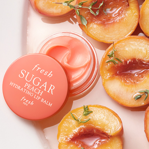 Fresh Sugar Peach Hydrating Lip Balm 6 g. (Limited Edition) ลิปบาล์มเข้มข้นบำรุงริมฝีปากกลิ่นพีช มอบการบำรุงริมฝีปากอย่างล้ำลึก เนื้อลิปบาล์มเข้มข้น มอบความชุ่มชื้นได้ยาวนานตลอดทั้งวัน ฟื้นคืนความเนียนนุ่ม พร้อมกลิ่นหอมอ่อนๆ ให้ความรู้สึกสดชื