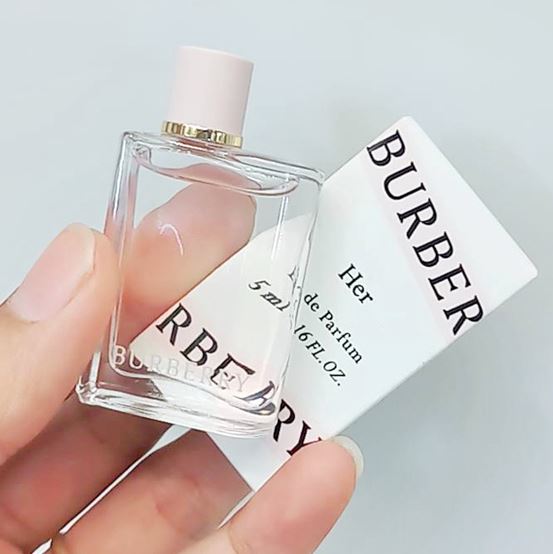 Burberry Her Eau de Parfum ขนาดทดลอง 5 ml. #น้ำหอมของแท้ น้ำหอมกลิ่นใหม่ล่าสุด สำหรับผู้หญิงที่ถ่ายทอดทัศนคติอันหาญกล้าและจิตวิญญาณแห่งการผจญภัยของชาวลอนดอนไว้อย่างเต็มเปี่ยม เป็นน้ำหอมกลิ่นฟรุตตี้ฟลอรัลที่แสนมีชีวิตชีวาและถูกรังสรรค์ขึ้นโดยนั