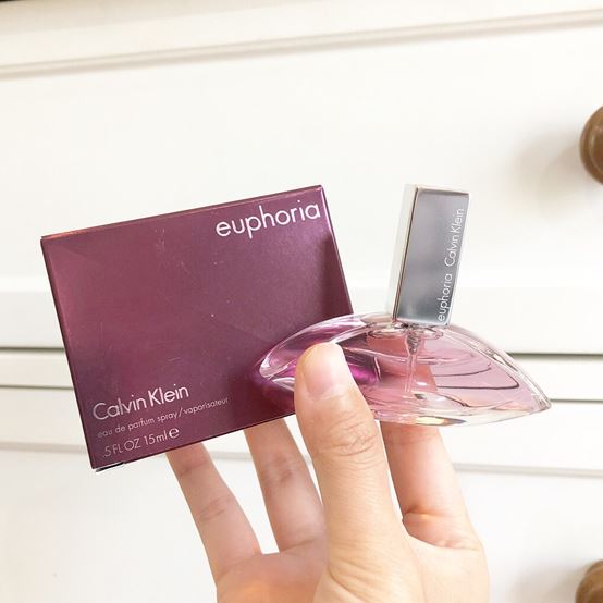 Calvin Klein Euphoria Women Eau de Parfum Spray ขนาดทดลอง 15 ml. หัวสเปร์ย #น้ำหอมของแท้ น้ำหอมสำหรับผู้หญิง ให้ความรู้สึกเย้ายวน ดึงดูด น่าค้นหา สนุกสนานกับชีวิต กลิ่นแรกเปิดด้วยกลิ่นหอมหวานของโรสฮิป แอปเปิ้ลญี่ปุ่น ผสานด้วยกลิ่นของใบไม้เขียวชอุ่ม ดอกบ