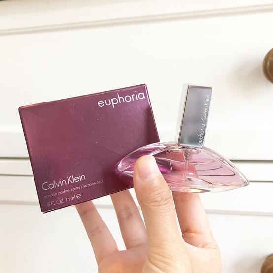 Calvin Klein Euphoria Women Eau de Parfum Spray ขนาดทดลอง 15 ml. #น้ำหอมของแท้ น้ำหอมสำหรับผู้หญิง ให้ความรู้สึกเย้ายวน ดึงดูด น่าค้นหา สนุกสนานกับชีวิต กลิ่นแรกเปิดด้วยกลิ่นหอมหวานของโรสฮิป แอปเปิ้ลญี่ปุ่น ผสานด้วยกลิ่นของใบไม้เขียวชอุ่ม ดอกบ