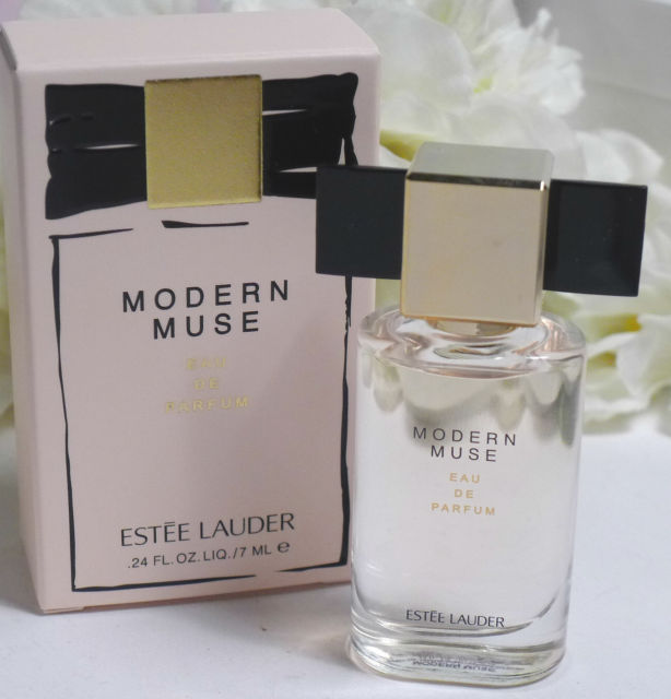 ESTEE LAUDER Modern Muse Eau De Parfum ขนาดทดลอง 7 ml. น้ำหอมที่บ่งบอกถึงความมั่นใจ การใช้ชีวิตที่สนุกสนาน ไม่หยุดนิ่ง มีสไตล์เฉพาะของสาว ๆ สมัยใหม่ ผสานความหอม Floral Woody อันเย้ายวน ด้วยความหอมที่เป็นเอกลักษณ์เฉพาะตัว จากการผสมกลิ่นของดอกไม