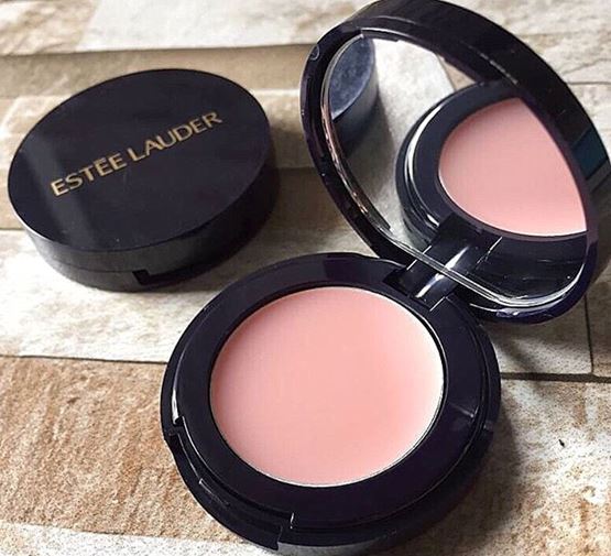 ESTEE LAUDER Pure Color Envy Blooming Lip Balm ขนาดทดลอง 1.6 g. ลิปบาล์มเนื้อนุ่มที่เติมความชุ่มชื่นให้ริมฝีปากทันทีที่ใช้และช่วยให้ริมฝีปากดูมีสีสันและสุขภาพดีแม้ไม่ได้ทาลิปสติก มีส่วนผสม Time Release Encapsulated Moisture Complex พิเศษที่มีก