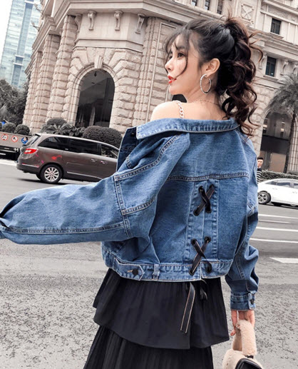 พรีออเดอร์ เสื้อคลุมยีนส์สวย ๆ แขนยาว ตัวสั้น สไตลเกาหลีสุด  ๆ สี ยีนส์อ่อน มีโบว์ด้านหลัง สุดเก๋