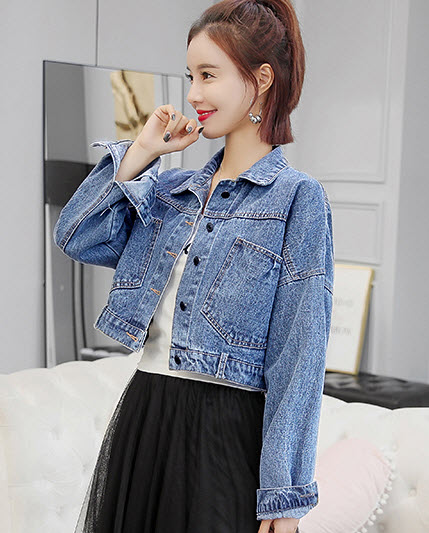 พรีออเดอร์ เสื้อคลุมยีนส์สวย ๆ แขนยาว ตัวสั้น สไตลเกาหลีสุด  ๆ สี ยีนส์อ่อน มีสามแบบ