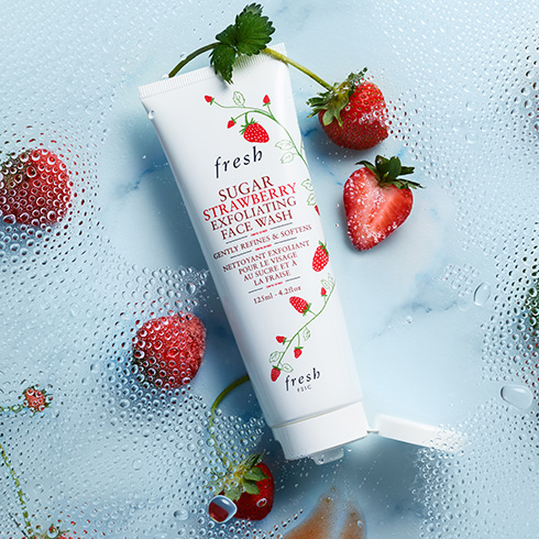 Fresh Sugar Strawberry Exfoliating Face Wash 125 ml. คลีนเซอร์ล้างหน้าผสานส่วนผสมของสตรอว์เบอร์รี่ที่ช่วยผลัดเซลล์ผิวอย่างอ่อนโยน ขจัดน้ำมันส่วนเกิน และทำให้รูขุมขนแลดูเล็กลง ผิวของคุณจึงสะอาด เนียนนุ่ม สุขภาพดี