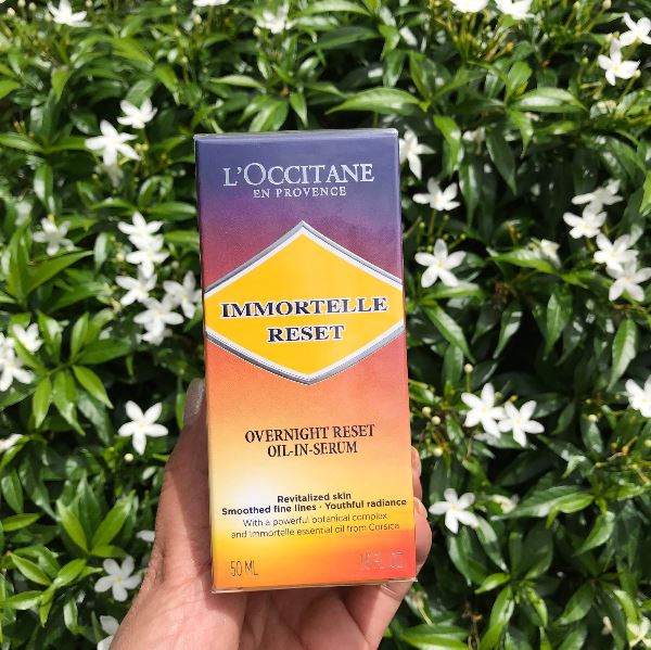 L'OCCITANE Immortelle Reset Oil-in-Serum 50 ml. เซรั่มตัวใหม่ล่าสุด ช่วยรีเซตผิว บูสผิวหน้าเพื่อความกระจ่างใสและอ่อนเยาว์ ช่วยชะลอริ้วรอย พร้อมเผยผิวอิ่มเอิบ กระจ่างใส สดใสเสมือนได้รับการพักผ่อนอย่างเพียงพอ ริ้วรอยร่