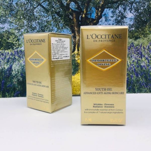 L'OCCITANE Immortelle Divine Youth Oil 15 ml. พรีเซรั่มที่ช่วยต่อต้านริ้วรอย จากล็อกซิทาน เนื้อออยล์แสนละเอียด ซึมซาบอย่างรวดเร็ว ช่วยให้ผิวแลดูเอิบอิ่ม มีออร่า และเปล่งประกายความอ่อนเยาว์.