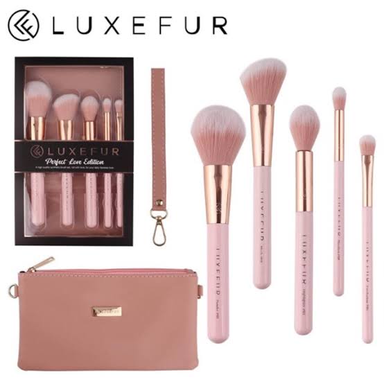 **พร้อมส่ง**Luxefur Perfect Love Edition 5 Pieces Brush Set เซ็ตแปรง 5 ชิ้น + แถมกระเป๋าแปรง เซ็ตแปรงลุคซ์เฟอร์ 5 ชิ้น มาพร้อมกระเป๋า ขนแปรงทำจากขนสังเคราะห์ คุณภาพดี ขนแปรงนุ่ม ไม่บาดหน้า ด้ามแปรงสีชมพูน่ารัก