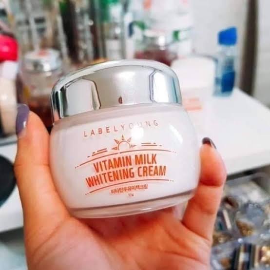 Labelyoung Vitamin Milk Whitening Cream 55 g. ครีมหน้าสด ไอเท็มที่หนุ่ม-สาว เกาหลีกำลังนิยมในขณะนี้ ครีมน้ำนมเข้มข้น มีส่วนผสมของวิตามินและไวท์เทนนิ่งให้ความชุ่มชื่นและเพิ่มความขาวกระจ่างใสได้อย่างเป็นธรรมชาติ พร้อมช่วยลดเลือนจุดด่างดำ กักเก็บ