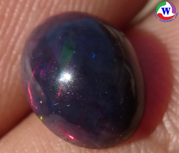 โอปอลดำ 1.30 กะรัต Black Opal คัดสวยประกายเกล็ดเด่นแดง เขียว เนื้อพลอยในสีเแดง