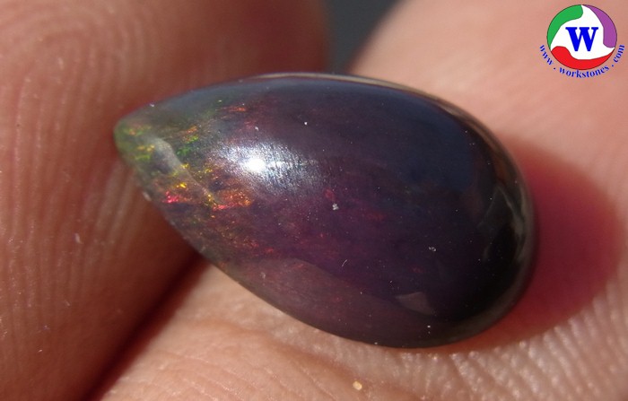 โอปอลดำ 1.80 กะรัต Black Opal คัดสวยประกายเกล็ดเด่นม่วง แดง เนื้อพลอยในสีแดง