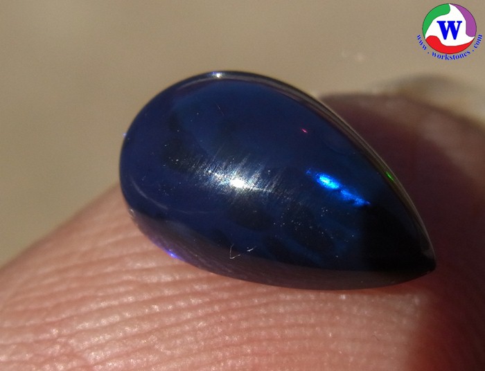 โอปอลดำ 1.65 กะรัต Black Opal คัดสวยประกายเกล็ดเด่นน้ำเงิน เนื้อพลอยในสีแดง