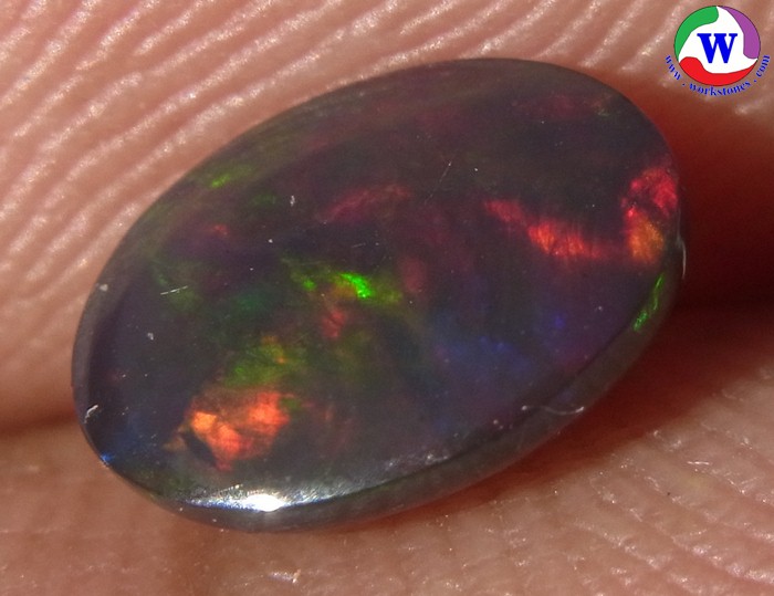 โอปอลดำ 0.95 กะรัต Black Opal คัดสวยประกายเกล็ดเด่นทองส้มเหลือง เนื้อพลอยในสีส้มเหลือง