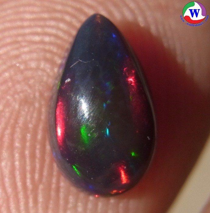 โอปอลดำ 1.00 กะรัต Black Opal คัดสวยประกายเกล็ดเด่นแดง เนื้อพลอยในสีส้ม