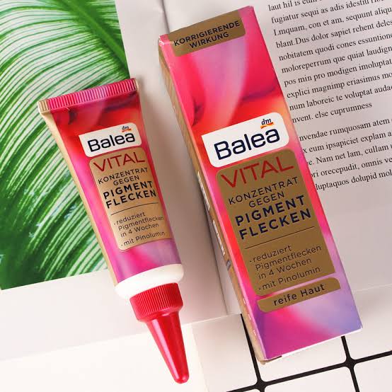 Balea VITAL Concentrate Against Pigment 20 ml. ครีมสำหรับลดจุดด่าง ดำ ฝ้า กระ หมองคล้ำ มีส่วนผสมของ Pinolumin ช่วยปรับสีผิวให้กระจ่างใส วิตามิน E, C และ B5 บำรุงผิวหน้าช่วยให้ผิวพรรณชุ่มชื่นและช่วยปกป้องผิวจากสารอนุมูลอิสระ เพื่อผิวทีเนียนเรีย