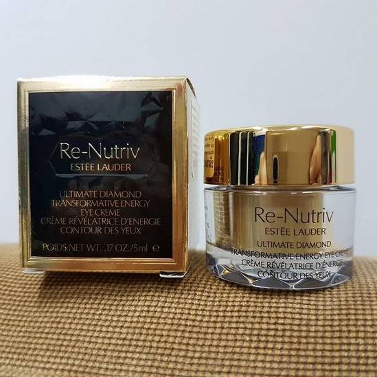 ESTEE LAUDER RE-NUTRIV Ultimate Diamond Transformative Eye Creme ขนาดทดลอง 5 ml. ครีมลดเลือนริ้วรอยรอบดวงตา เพิ่มความชุ่มชื่น ร่องผิวรอบดวงตาตื้น เรียบเนียน กระชับขึ้น คืนความ สดใส มีชีวิตชีวา เปล่งประกายอ่อนเยาว์ และเปล่งประกายด้วยคุณค่าอันแส