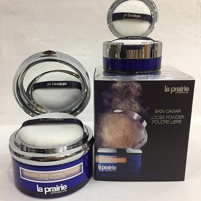 La Prairie Skin Caviar Loose Powder สี translucent 1 มีกระปุกใหญ่ 40 กรัม แถมปุกเล็ก 10 กรัม ไว้พกพาได้ด้วยค่ะ เป็นแป้งฝุ่นทำให้ผิวดูเรียบเนียนได้ในทันที ผสมสารสกัดจากคาเวียร์ ช่วยกลบริ้วรอยและรูขุมขนที่กว้าง ช่วยทำให้สีผิวดูสม่ำเสมอเป็นระยะเวลา