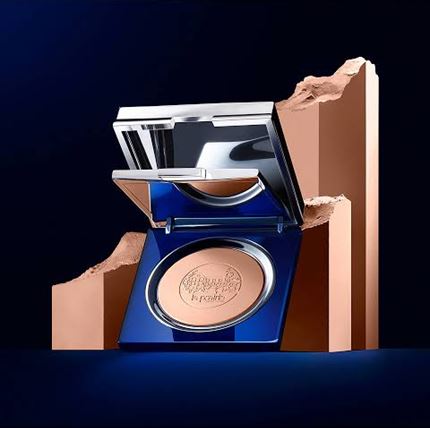 La Prairie Skin Caviar Powder Foundation SPF 15 ขนาด 9 g. แป้งอัดแข็งผสมรองพื้น ที่อุดมไปด้วยสารสกัดจากคาเวียร์ พร้อม SPF 15 UVA/PA++ มอบลุคแมตต์ที่ดูเป็นธรรมชาติ ไม่มันวาว ทว่าดูสดชื่นเปล่งปลั่ง ปกปิดระดับกลางถึงระดับสูงสุด กักเก็บความชุ่มชื้นใ