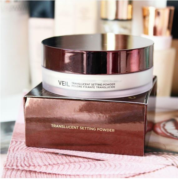 HOURGLASS Veil Translucent Setting Powder 10.5 g. แป้งฝุ่นสุดหรูสูตร Translucent สำหรับใช้เป็นแป้งเซ็ทใบหน้าหลังแต่งหน้า ช่วยให้ใบหน้าแลดูเรียบเนียนและดูสวยแมท พร้อมอำพรางรูขุมขนและริ้วรอยแห่งวัยได้อย่างเป็นธรรมชาติ