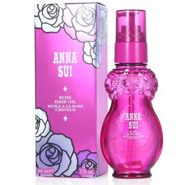 Anna Sui Rose Hair Oil 60 ml. ออยล์บำรุงเส้นผมแบบไม่ต้องล้างออก ไม่ทิ้งความมันให้รู้สึกเหนียวเหนอะหนะ ให้คุณสัมผัสความหอมของกุหลาบ ช่วยบำรุงเส้นผมของคุณให้สุขภาพดี ลดการแตกปลายแห้ง ให้ผมนุ่มลื่น เงางามดุจแพรไหม ผมหอมติดทนทั้งวัน สดชื่นคะ