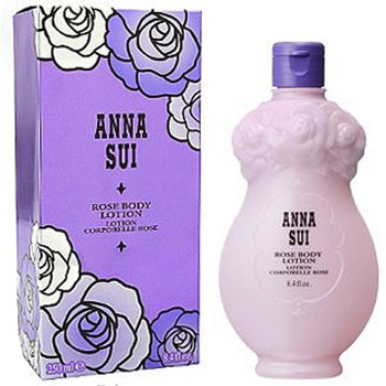 Anna Sui Rose Body Lotion 250 ml. โลชั่นบำรุงผิวกลิ่นหอมของกุหลาบบริสุทธิ์ เนื้อโลชั่นคล้ายเซรั่ม มีความเหลวเหมือนน้ำ บางเบา ซึมสู่ผิวได้อย่างรวดเร็ว อีกทั้งยังช่วยบำรุงผิวได้อย่างดีเยี่ยม ช่วยให้ผิวเนียนนุ่มชุ่มชื่น ซึมซาบเร็วไม่ทิ้งความเหนีย