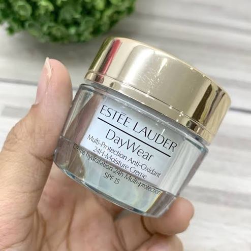 ESTEE LAUDER  Day Wear Multi- Protection Anti-Oxidant 24H-Moisture Creme Broad Spectrum SPF15 ขนาดทดลอง 15 ml. ครีมบำรุงผิวสูตรกลางวัน สำหรับผิวธรรมดาถึงผิวผสม เนื้อครีมเนียนนุ่ม บางเบา ไม่เหนียวเหนอะหนะ บำรุงดูแลผิวอย่างลึกซึ้ง เพิ่มความกระจ่า