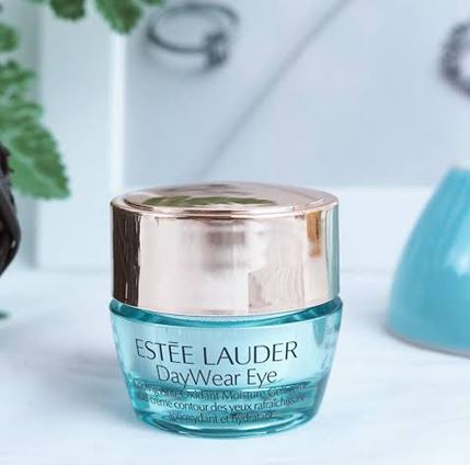 ESTEE LAUDER DayWear Eye Cooling Anti-Oxidant Moisture Gel Creme ขนาดทดลอง 5 ml. เจลครีมบำรุงรอบดวงตา ที่ให้ความเย็นสดชื่นทุกครั้งที่ใช้ อุดมด้วยสารสกัดจากแตงกวา และพลังของ Super Anti-Oxidant Complex ช่วยลดความหมองคล้ำ ให้ผิวรอบดวงตาดูสดชื่น ก