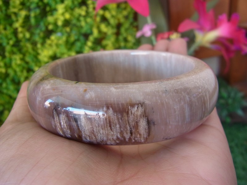 กำไลข้อมือไม้กลายเป็นหินลายสวย