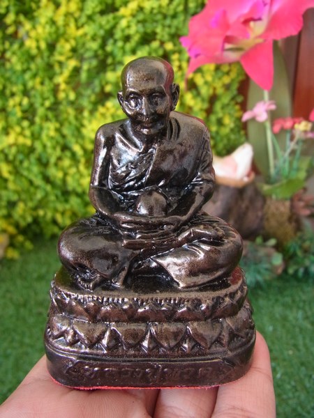 หลวงปู่ทวดสีมันปู ผสมมวลสารแร่เหล็กน้ำพี้ธรรมชาติ