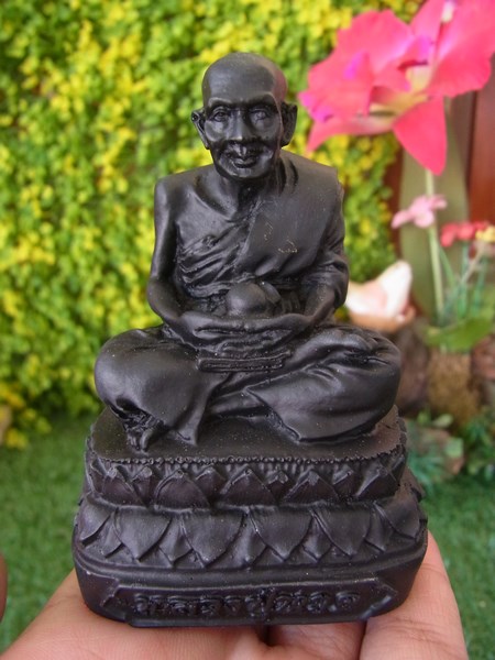 หลวงปู่ทวดสีดำ องค์ผสมมวลสารแร่เหล็กน้ำพี้ 