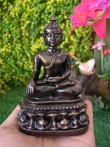 รูปหล่อองค์พระเชียงแสน มวลสารแร่เหล็กน้ำพี้