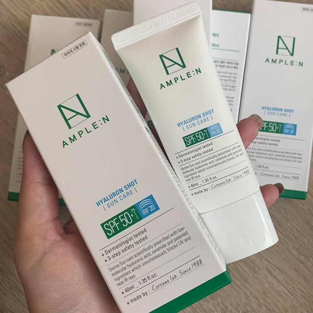 Coreana Ample :N Hyaluron Shot Sun Care SPF 50+ PA++++ 40 ml. ครีมกันแดดสูตรไฮยาลูรอน เนื้อน้ำนมบางเบาสบายผิว ปกป้องผิวจากแสงแดด SPF50+ Pa+++ หมดห่วงแม้แดดแรงก็เอาอยู่ ประสิทธิภาพกักเก็บและเติมความชุ่มชื้นผิวอย่างล้ำลึก เพื่อให้ผิวเรียบเนียน ก