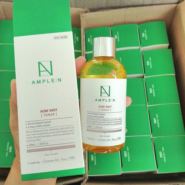 Coreana Ample :N Acne Shot Toner 220 ml. โคเรียน่าเซรั่มสูตรปราบสิว ช่วยลดอาการอักเสบ คืนความยืดหยุ่นผิว ลดจุดด่างดำแถมยังเสริมสร้างชั้นผิวให้แข็งแรง แอมพูลตัวนี้ยังอุดมด้วยสารสกัดจากธรรมชาติหลากหลายชนิด ปลอบประโลมผิวอย่างอ่อนโยน และเร่งจัดกา