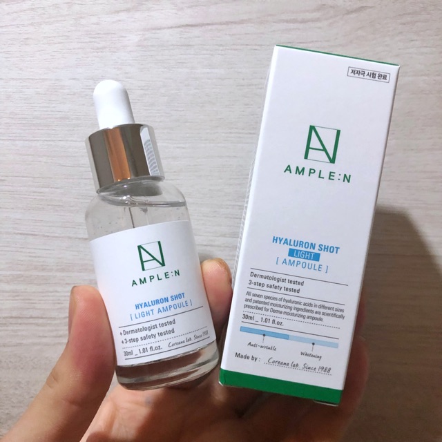 Coreana Ample :N Hyaluron Shot Light Ampoule 30 ml. เซรั่มสูตรไฮยาลูรอนเนื้อบางเบา จากโคเรียน่า แลป ช่วยกักเก็บความชุ่มชื้นให้ผิวได้ยาวนาน เพิ่มความยืดหยุ่น ให้ผิวดูเรียบเนียน มีชีวิตชีวา สุขภาพดีขึ้นอย่างเป็นธรรมชาติ