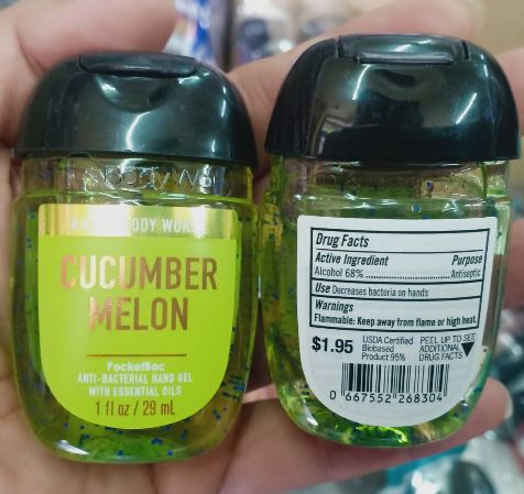 **พร้อมส่ง**Bath & Body Works Cucumber Melon PocketBac Sanitizing Hand Gel 29 ml. เจลล้างมือขนาดพกพาแบบไม่ต้องใช้น้ำ สูตรแอนตี้แบคทีเรีย ฆ่าแบคทีเรียได้ 99.9% กลิ่นนี้จะหอมออกแตงกว่าผสมเมลอนค่ะเป็นกลิ่นแนวสดชื่น หอมอ่อนๆ ใช้ได้ทั้งชายและหญิง