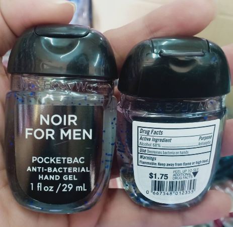 **พร้อมส่ง**Bath & Body Works Noir for Men PocketBac Sanitizing Hand Gel 29 ml. เจลล้างมือขนาดพกพาแบบไม่ต้องใช้น้ำ สูตรแอนตี้แบคทีเรีย ฆ่าแบคทีเรียได้ 99.9% กลิ่นหอมสำหรับคุณผู้ชายที่ขายดีที่สุด เป็นกลิ่นหอมสะอาดนุ่มๆ หอมแบบอบอุ่น สุขุมนุ่มลึก เหมาะกั