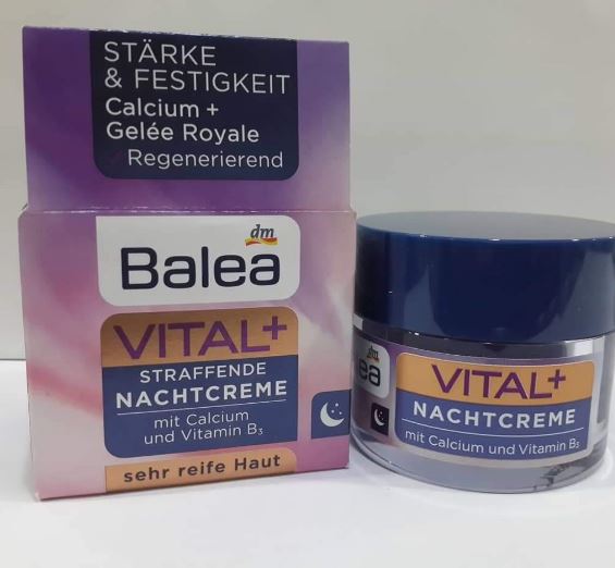 Balea Vital+ Straffende Nacht Creme 50 ml. ไนท์ครีมแบรนด์ลดริ้วรอยชั้นนำจากประเทศเยอรมัน ครีมบำรุงกลางคืนหน้าเด้ง ช่วยให้ผิวมีความชุ่มชื่นและให้ผิวรู้สึกนุ่มนวล แคลเซียมช่วยเพิ่มฟังก์ชันเซลล์ผิวที่เป็นธรรมชาติ ผิวของคุณจะยืดหยุ่นมากขึ้น ช่วยให