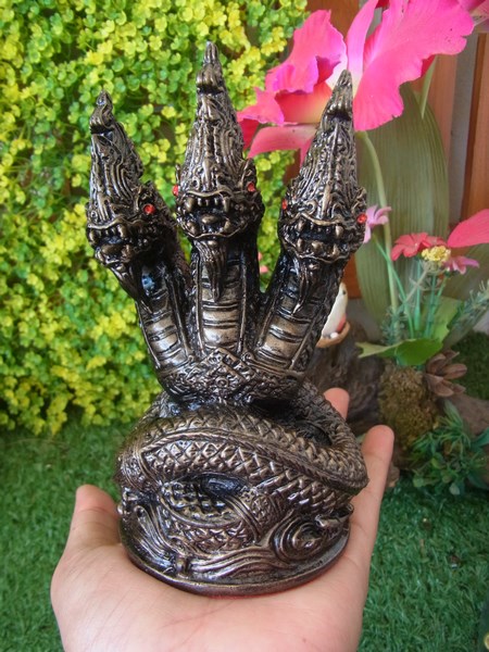 องค์พญานาคราชสามเศียร มวลสารแร่เหล็กน้ำพี้ธรรมชาติ