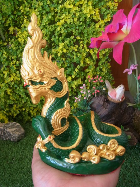 องค์พญานาคราชแต่งองค์ลงสีเขียวทอง มวลสารแร่เหล็กน้ำพี้ธรรมชาติ